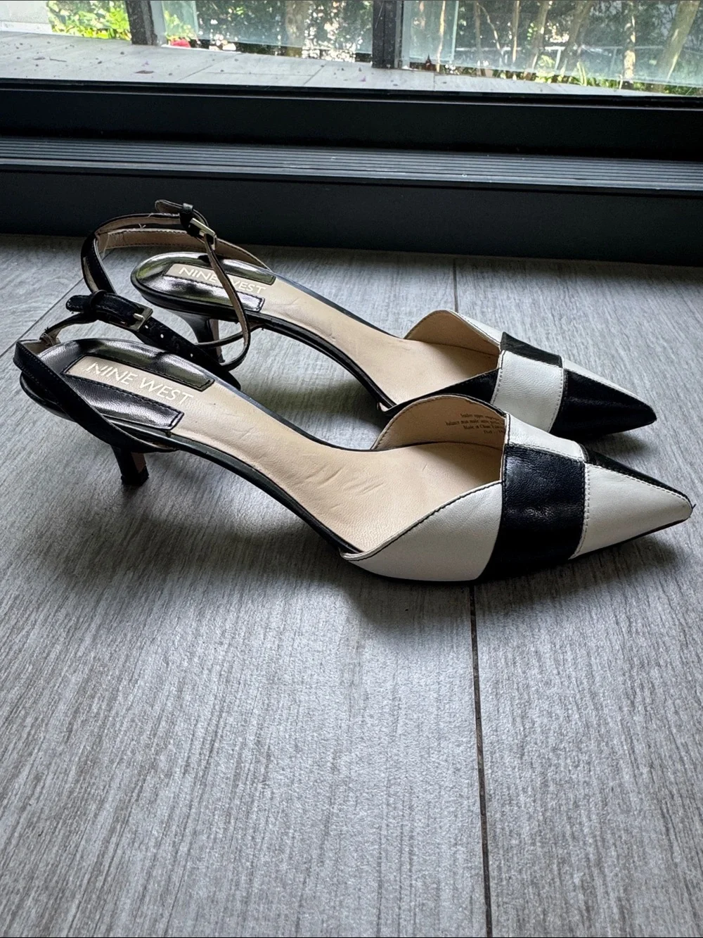 Nine West Black & White Pointed Toe Ankle Strap Heels vintage size 6.5